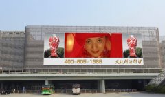 太阳集团tyc539超大型户外广告屏群矗立国门